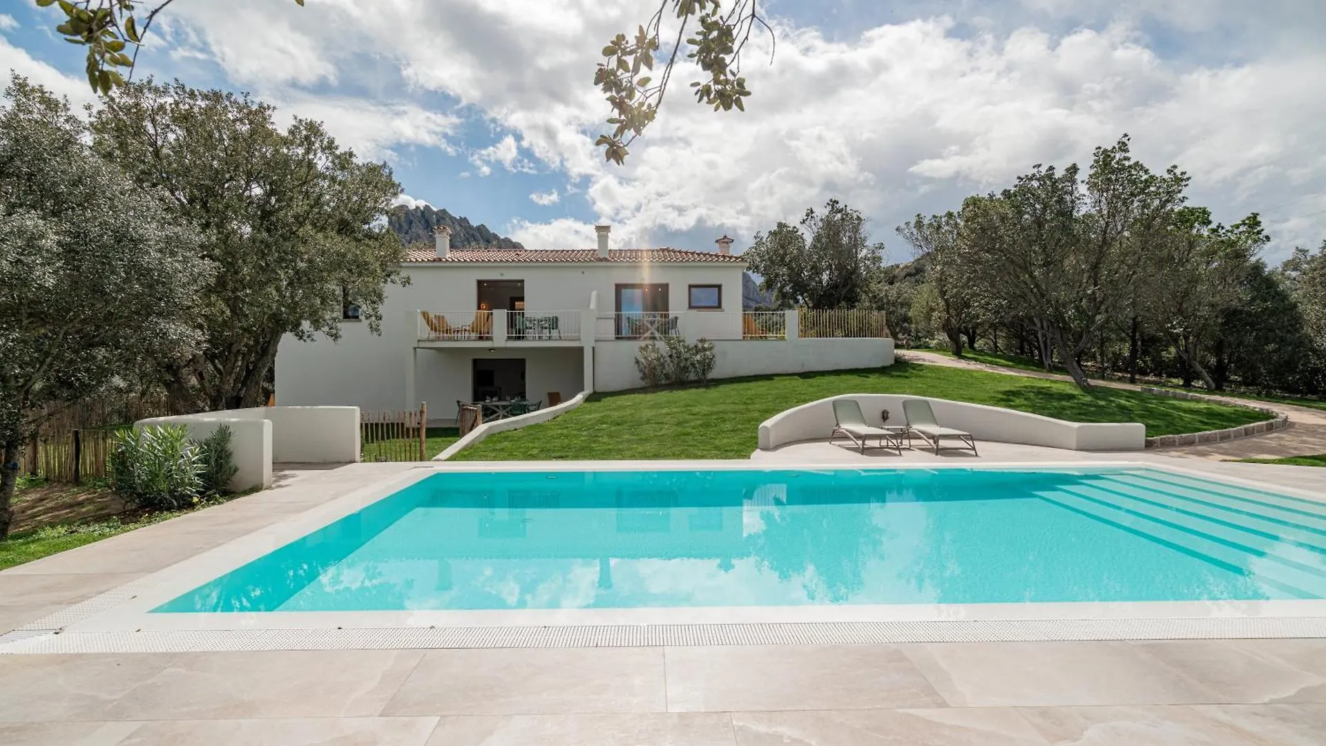 Villa Nuova Di Design Con Piscina Privata San Pantaleo Italia